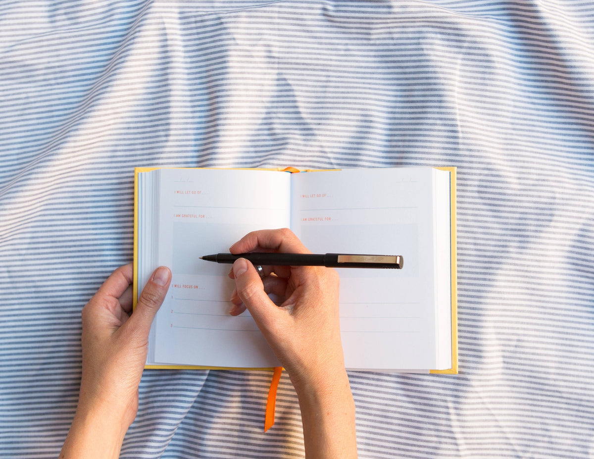 Two Minute Mornings: A Journal to Win Your Day Every Day (Diary or Journal)